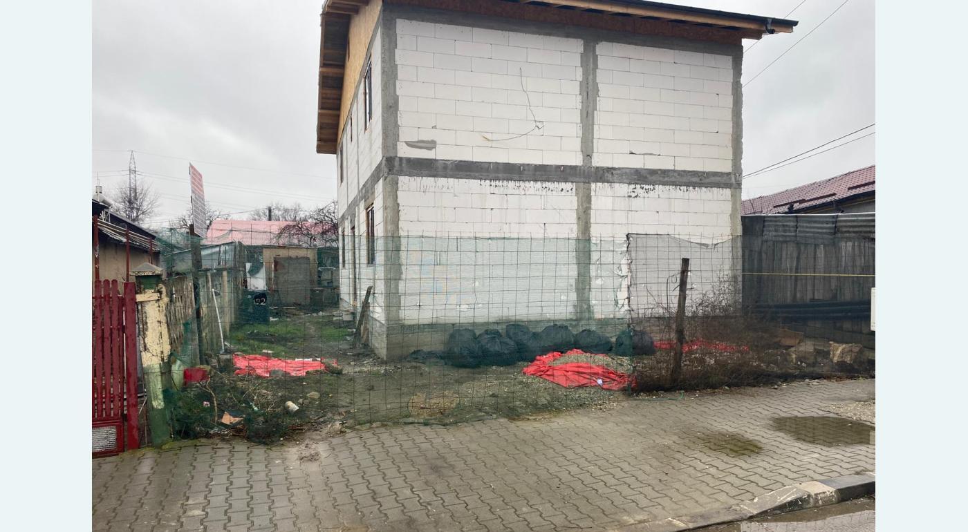 Vand casa la rosu P E