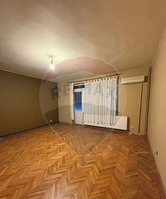 Apartament cu 3 camere la curte comuna in zona Romanilor