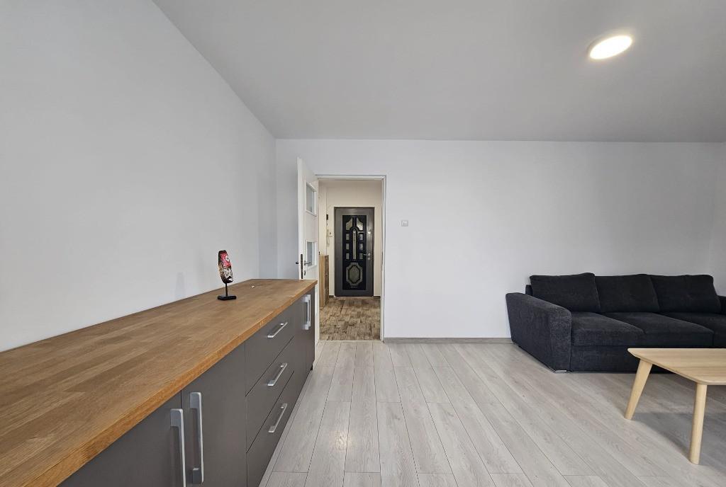 Apartament 4 camere etaj 1 semimobilat Calea Zarandului vis a vis de